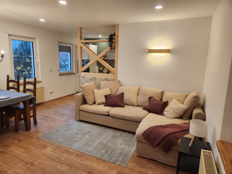 Gemütlicher Wohn-/Essbereich mit ausklappbarem Bett im Sofa