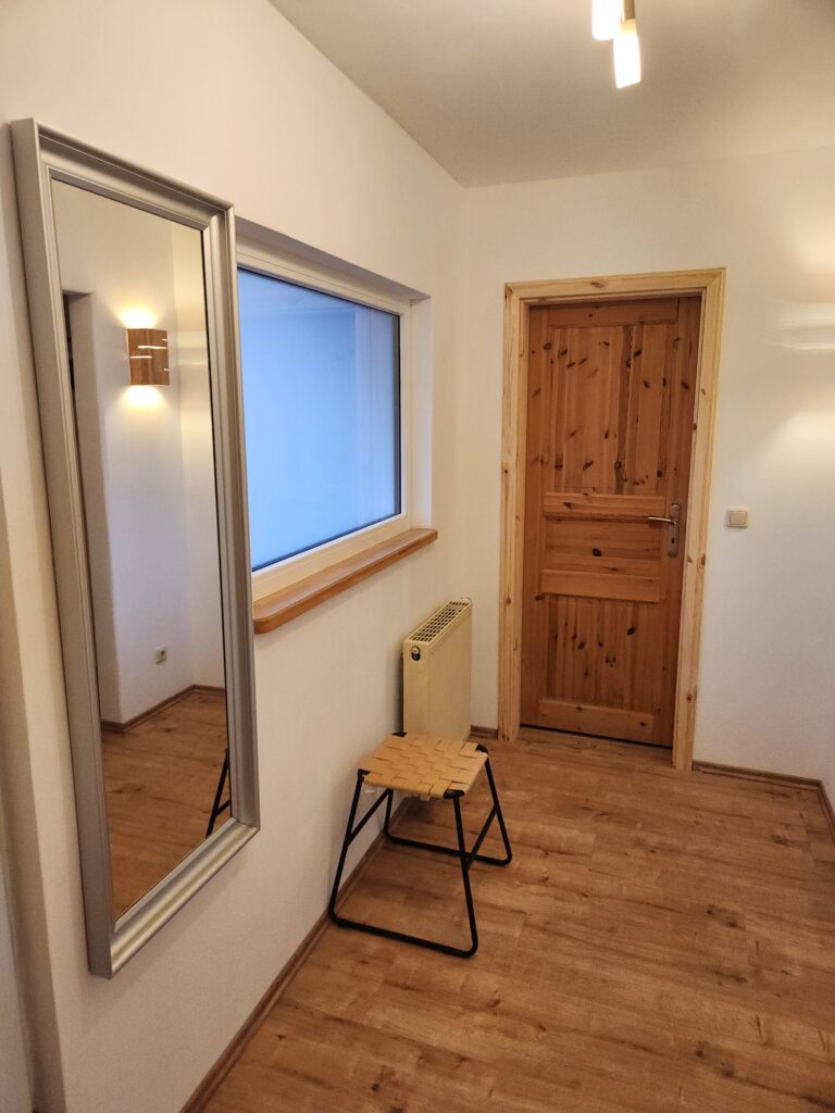 Flur mit großem Spiegel