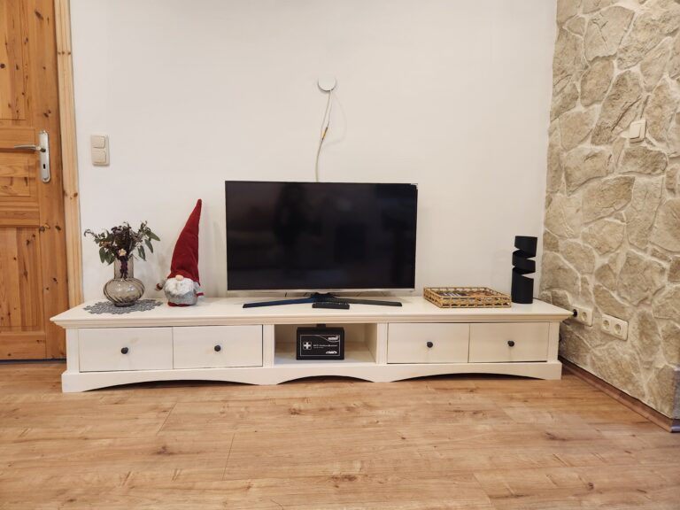 TV-Wand gegenüber des Sofas