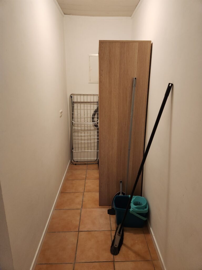 Abstellkammer mit Reinigungsutensilien