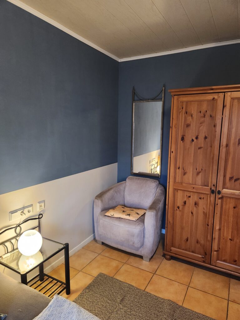 Sitzecke mit großem Spiegel